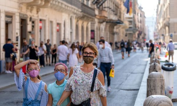 Belgjika përfshihet nga vala e dytë e Covid-19, nisin masat e reja