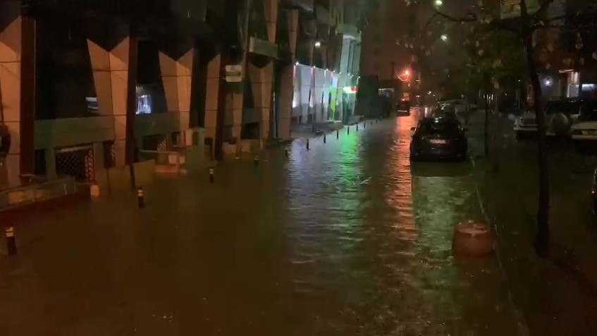 Shiu përmbyt Durrësin dhe Vlorën (VIDEO)