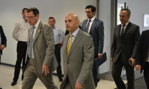 Eskalon anëtari i LDK-së, i thotë Vjosa Osmanit “Palaço”