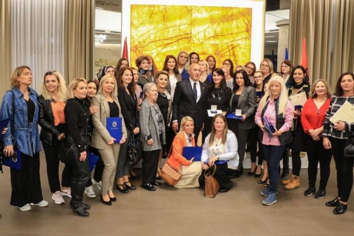 Ramush Haradinaj, dekoron gratë luftëtare të UÇK-së