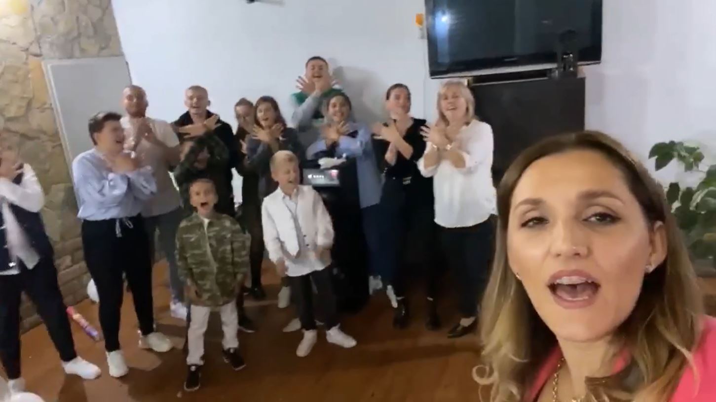 Pamje nga festa e familjes Jashari, kjo është arsyeja që ata po festojnë
