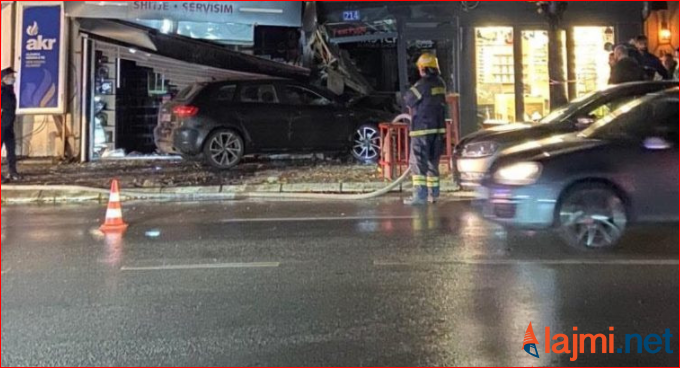 Aksident në Prishtinë, vetura humb kontrollin shkatërron tre lokale