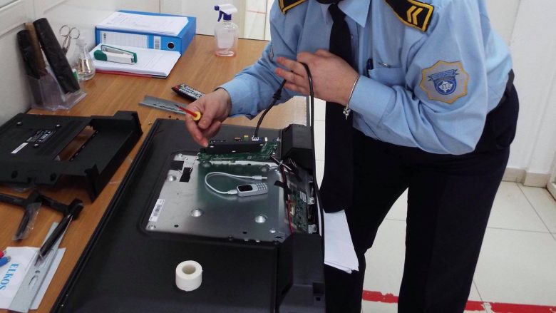Tentuan të fusin kontrabandë një telefon në burg, oficerët e zbulojnë në hyrje
