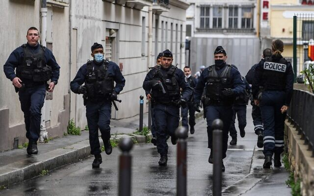 Sulm i dyshuar terrorist me prerje koke në periferi të Parisit