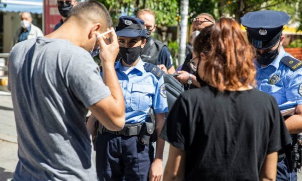 A duhet t’i vendosni maskat kur ecni vetë në rrugë? Sqarohet përfundimisht nga Ministria e Shëndetësisë