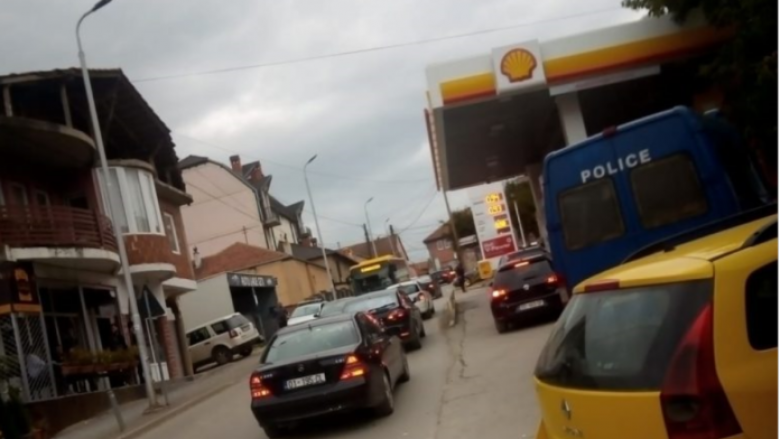 Gjuajtje me armë nga dy vetura në lëvizje në Prishtinë, njëjtë si në filma