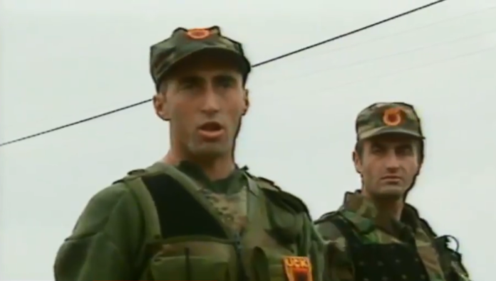 Televizioni zviceran publikon një video të rrallë të Ramush Haradinajt gjatë luftës në Kosovë