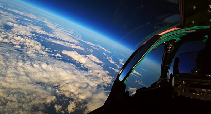 Gjuajtesi rus MiG-31 simulon dyluftim ajror në stratosfere (video)