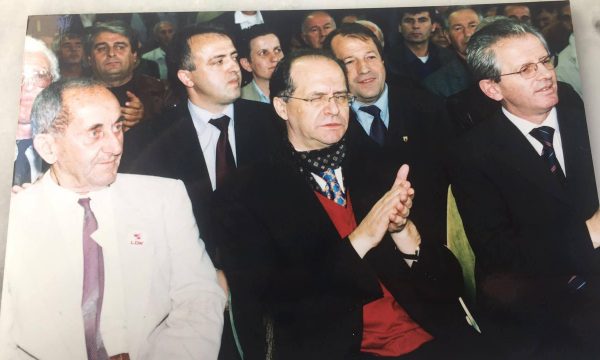 Skënder Hyseni publikon një foto me Rugovën: Më ngjalli kujtime të veçanta!