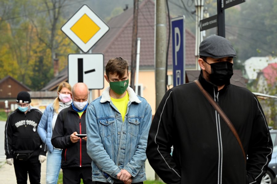 Sllovakia thyen rekord, mbi një milionë banorë testohen për Covid-19