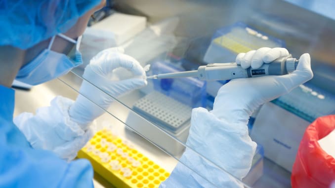 Shkencëtarët: Jeta nuk do t’i kthehet normalitetit menjëherë pas vaksinës