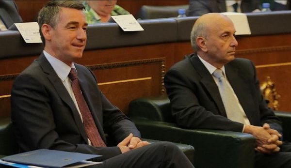 Mbledhja me dyer të mbyllura në LDK pas heqjes së vijave të kuqe, a po afrohet bashkëpunimi me PDK-në