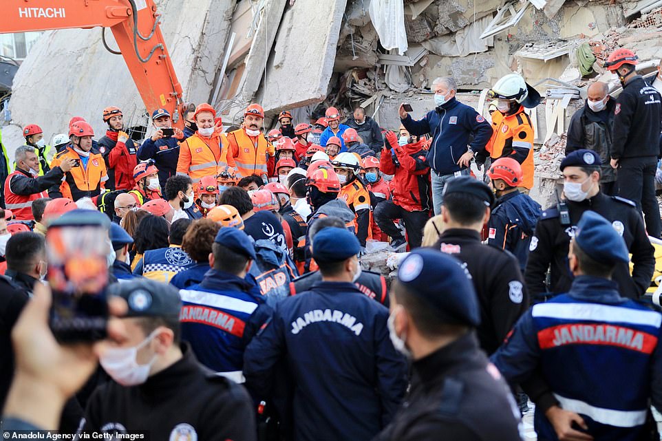 Mrekulli: Nëna me 4 fëmijët nxirren gjallë nga rrënojat e tërmetit në Turqi