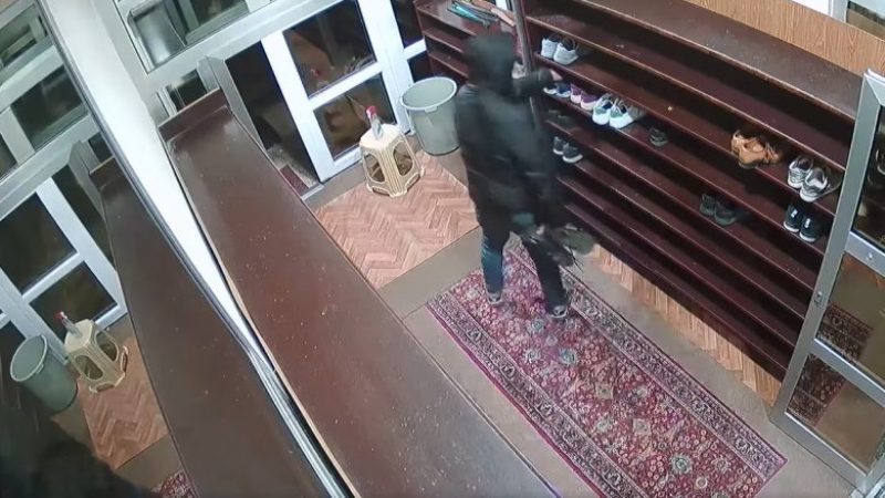 Një person vjedhë këpucë brenda një xhamie, kamerat e sigurisë filmojnë gjithçka