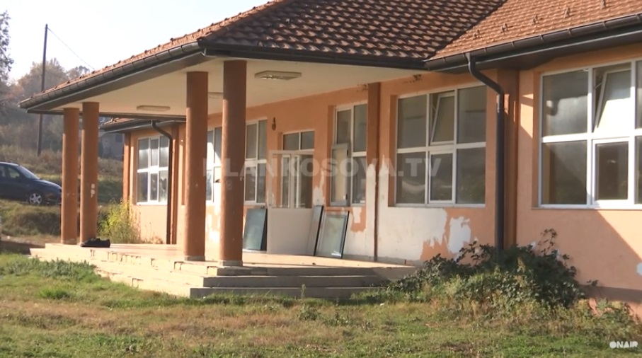 Ferizaj, shkolla shndërrohet në qendër trajtimi për personat me COVID-19