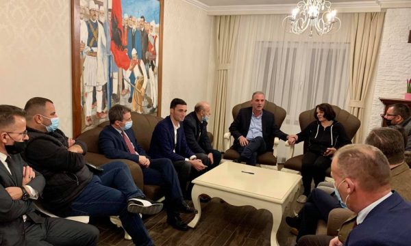Pas dërgimit në Hagë, Limaj me bashkëpartiakë qëndron në shtëpinë e Jakup Krasniqit