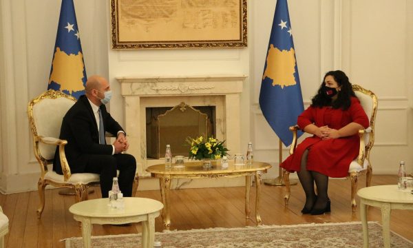 Vjosa Osmani edhe zyrtarisht merr detyrën e presidentes