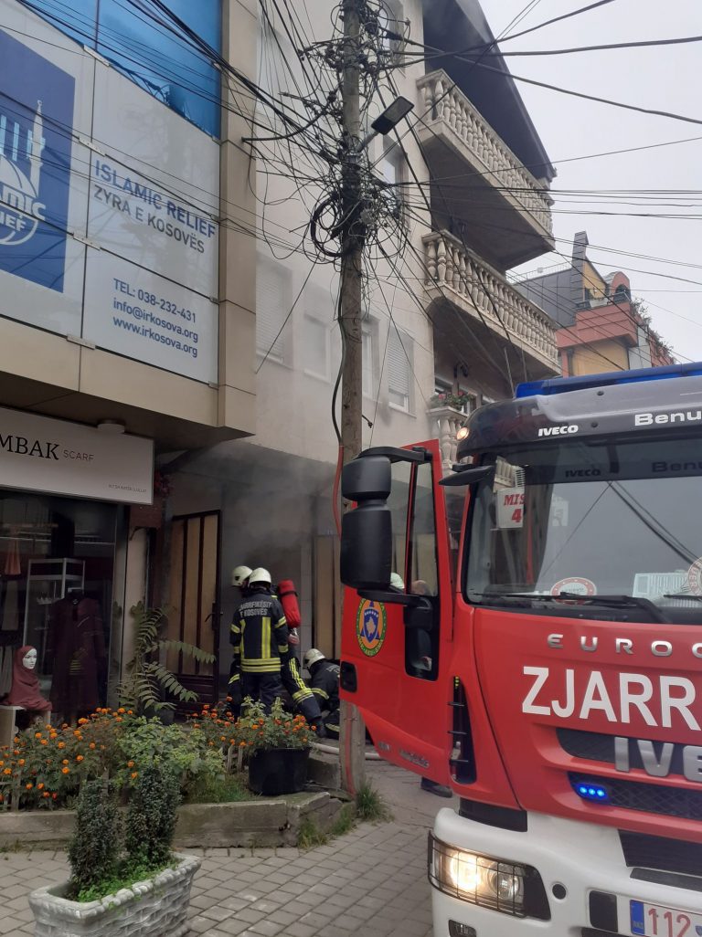 Përfshihet nga zjarri një lokal në Prishtinë