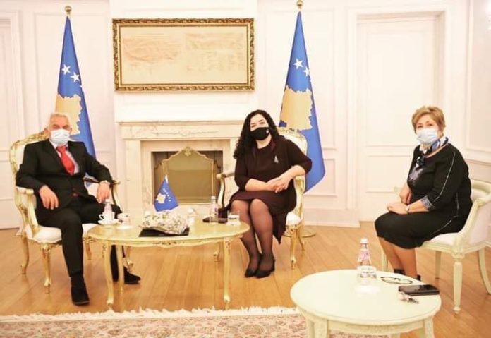Osmani pret prindërit për vizitë në zyrën e Presidentit