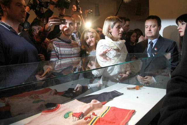 Deputeti i VV’së nxjerr të plotë fotografinë e Saranda Bogujecit me Daçiqin: Kjo është manual për dialogun me Serbinë