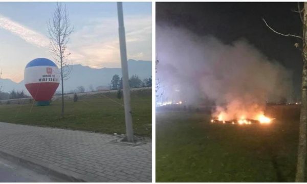 Digjet baloni i vendosur në hyrje të Pejës