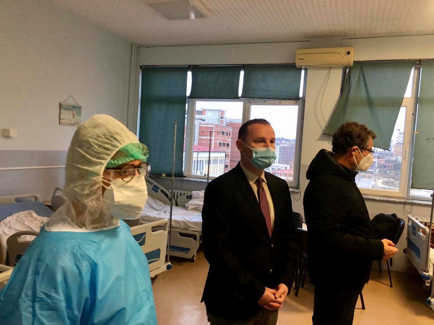 Ministri Zemaj viziton QKUK-në: Klinikat janë të mbushura, por mjekët janë në krye të detyrës