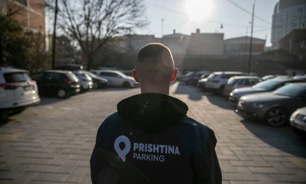 Si do të bëhen pagesat për parkingje, do t’u bllokohen veturat atyre që nuk paguajnë? Sqaron Ahmeti