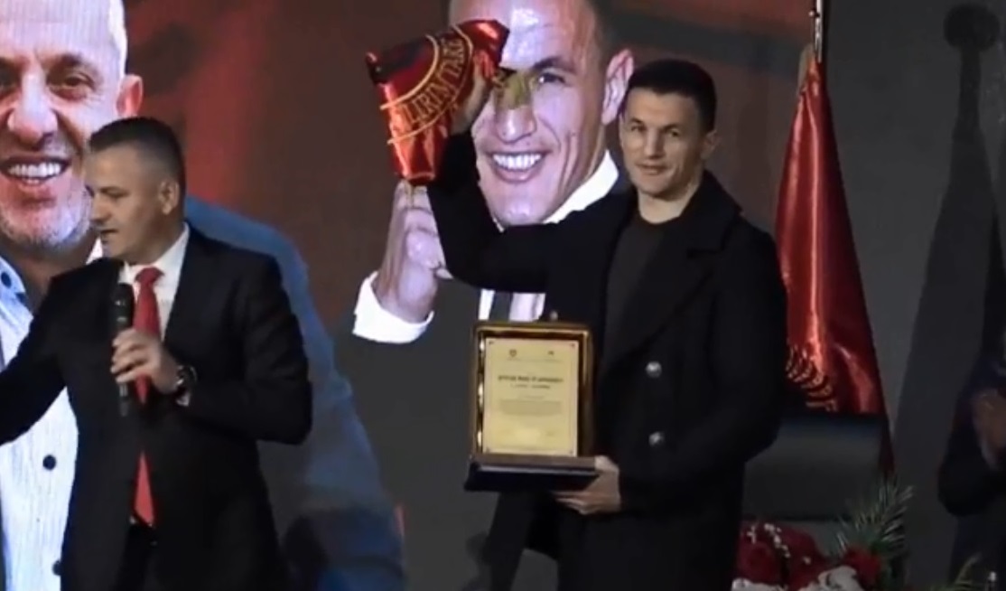 Haxhi Krasniqi në Prekaz: Jam ushtar i Kosovës me doreza boksi