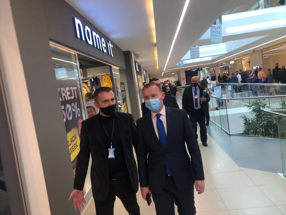 Zemaj del në “Albi Mall”, aty ku nuk u bënë “hesap” masat e Qeverisë