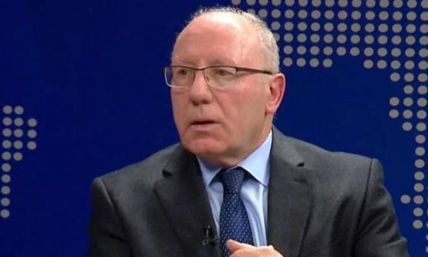 Jetojnë dhe flenë bashkë, njëri infektohet e tjetri jo – mjeku i njohur tregon arsyen