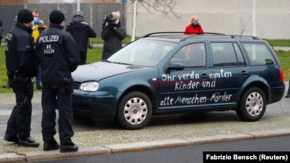 Një veturë përplaset në portën e zyrës së Merkelit, policia po heton motivet