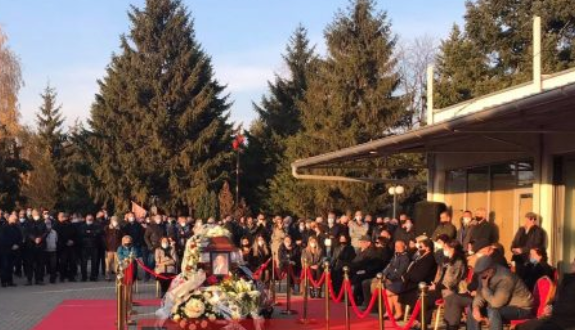 Arkivoli i Ismet Pejës vendoset në Gjakovë, familja e miqtë mblidhen për t’i dhënë lamtumirën
