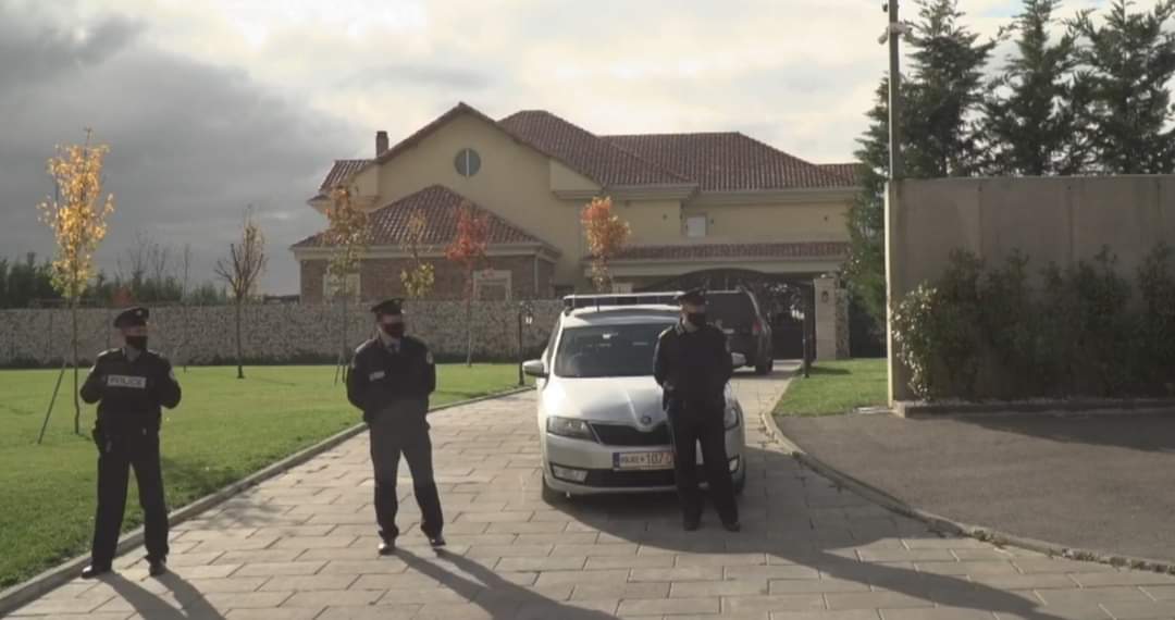 Vazhdon bastisja në shtëpinë e Thaçit nga zyrtarët e EULEX-it