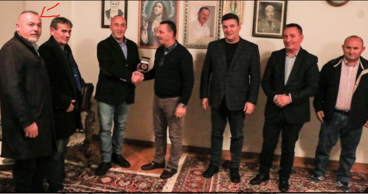Kush është personi i akuzuar për fajde që kandidati për president u fotografua me të
