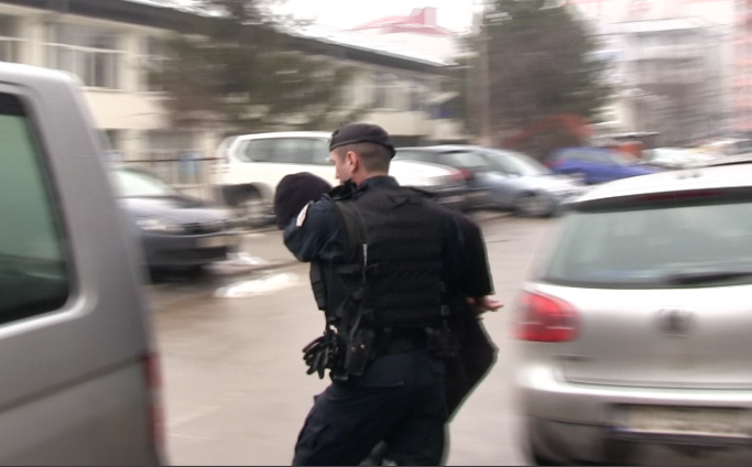 Tenton ta grabit një femër në Prishtinë, Policia intervenon dhe arreston të dyshuarin në ikje