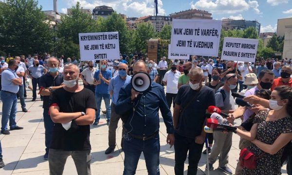 Punëtorët e Telekomit futen në grevë, pas përfundimit të protestës