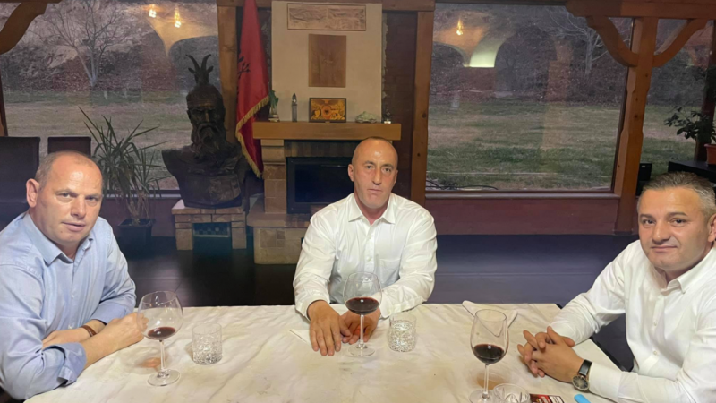 Ramush Haradinaj për drekë te Lladrovci, iu bashkohet edhe Bekim Jashari
