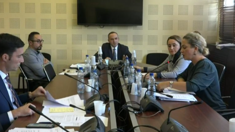 “Unë s’jam frikacake si ti”: LDK dhe AAK përplasen ashpër në Komision