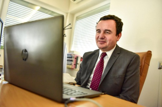 Albin Kurti bisedon virtualisht me ambasadorin amerikan Kosnett, diskutojnë për pandeminë dhe Gjykatën Speciale