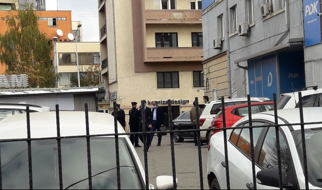 Zyrtarë të PDK-së mblidhen tek selia e partisë, hetuesit e Speciales shihen me pako në dorë