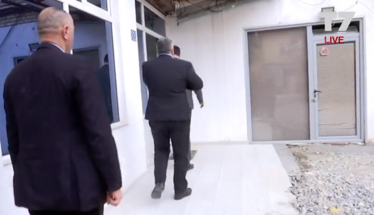 Zhvillimet dramatike në vend, Isa Mustafa mbledh partinë