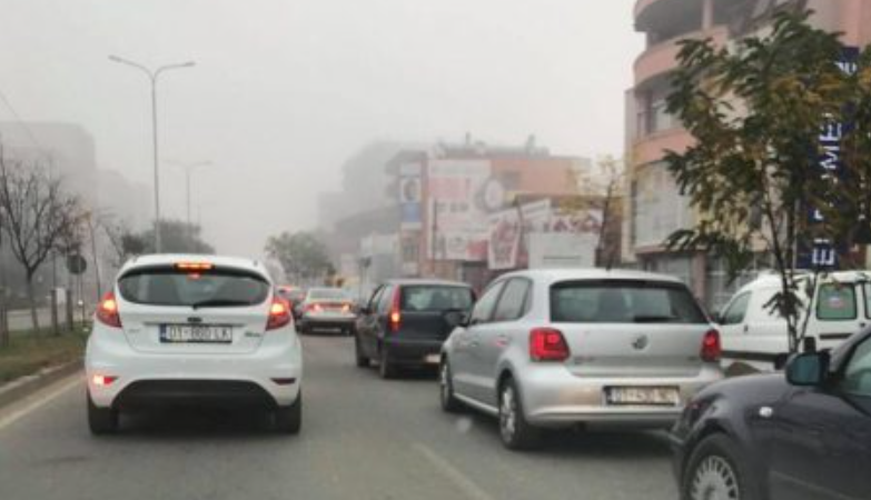 Rikthehet kaosi në hyrje të Prishtinës, kolona të gjata pas përfundimit të izolimit
