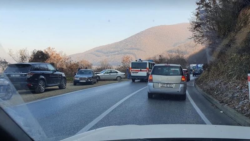 Aksident tek Liqeni i Badovcit mes disa veturave