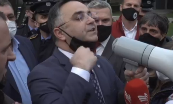 Tahiri ndeshet me punëtorët e Telekomit : Ju jeni më hajna, nesër marrim vendim në Qeveri