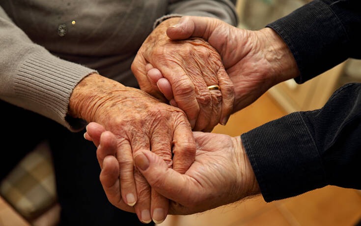 Nuk i ndau pas 60 vitesh as Covid-i/ Çifti i të moshuarve, bashkë në jetë dhe bashkë në vdekje