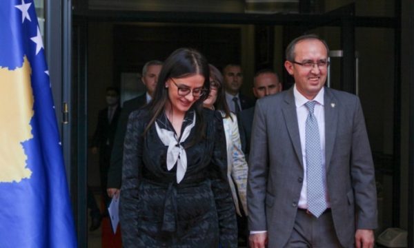 Hoti i reagon Haradinajt për hyrjen e Vuçiqit në Kosovë: Vendimet për Qeverinë i marrë unë
