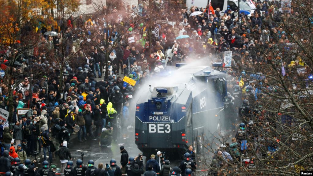 Policia gjermane përleshet me protestuesit për masat anti-COVID-19