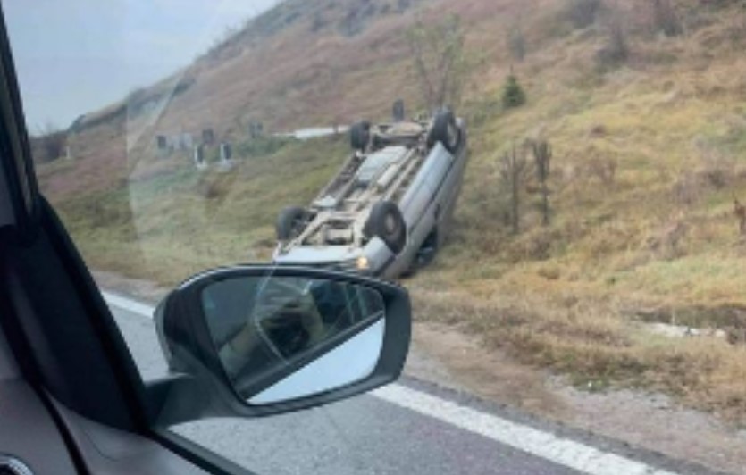 Dy të lënduar nga vetaksidenti në Gjilan, vetura përfundon në kanal