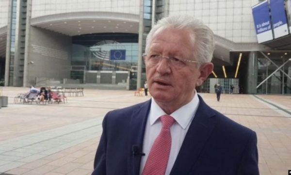 Skender Hyseni tregon versionin e ngjarjes për vjedhjen e një çante me dokumente e para në Bruksel
