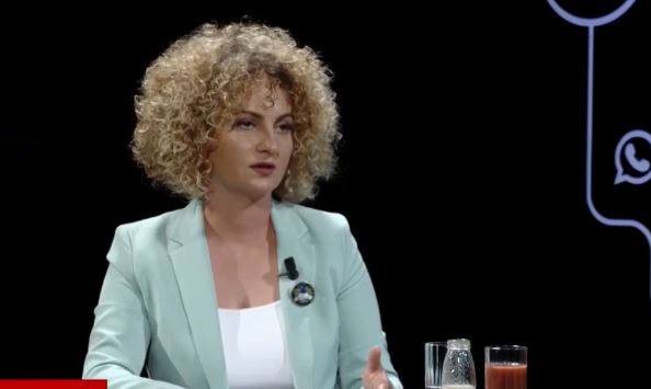 Donika Kadaj -Bujupi tregon për herë të parë se si e fuste sprejin për sy në Kuvend